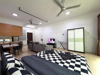 Mount Austin #Palazio A1 LowFloor 2Pax mart TV - 7