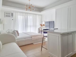 King Bed, Washer, Air Dry, Sauna, Gym & Pool Access, FAST Wi-Fi, Elegant Studio, Near Venice Grand Canal Mall, Walking Distance Britsh Embassy, 5 min drive to BGC, 10 min drive to Manila Airport NAIA 3 - 9