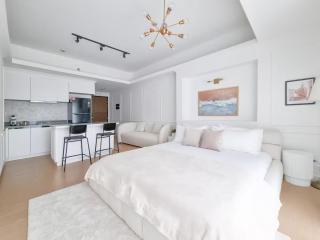 King Bed, Washer, Air Dry, Sauna, Gym & Pool Access, FAST Wi-Fi, Elegant Studio, Near Venice Grand Canal Mall, Walking Distance Britsh Embassy, 5 min drive to BGC, 10 min drive to Manila Airport NAIA 3 - 0