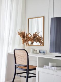 King Bed, Washer, Air Dry, Sauna, Gym & Pool Access, FAST Wi-Fi, Elegant Studio, Near Venice Grand Canal Mall, Walking Distance Britsh Embassy, 5 min drive to BGC, 10 min drive to Manila Airport NAIA 3 - 3