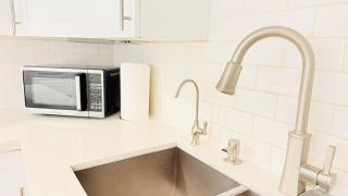 Newly Renovated Private Suite Separate Entrance - 1