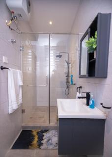 5 Bedroom in East Legon Trassaco - 4