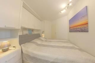 KW42-109 Triton mit Schwimmbad - 1