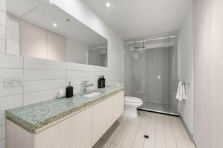 Live Luxe Marvel Stadium 2BR APT with Rooftop Pool - 5