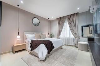 Chic Waterfront 2BR in Lekki Phase 1 - 5 Star Apt - 9