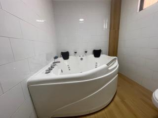 Suite Privada con Jacuzzi, Centro de Curicó, Ideal Parejas - 9