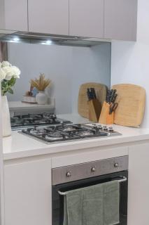 Resort-Style 2BR Escape Pool, Gym, Sauna, Parking - 4