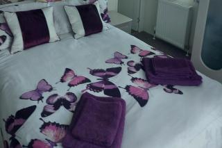 Lodge - Sleeps 6 with Pool Access - 1