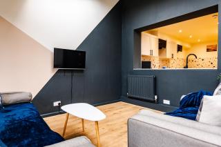 Gloucester City 6 Bed Home-Sleeps 12-Parking for 3-Work or Leisure - 2
