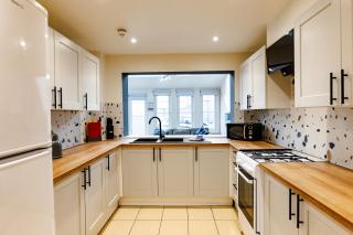 Gloucester City 6 Bed Home-Sleeps 12-Parking for 3-Work or Leisure - 0