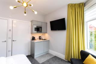 StayCoastal Linden Hotel King Deluxe Suite one - 6