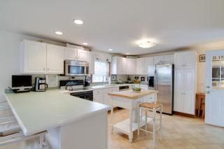 Chincoteague Charm Escape with Bikes and Yard Games! - 9