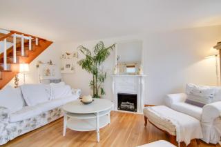 Chincoteague Charm Escape with Bikes and Yard Games! - 7