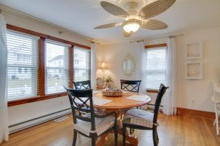 Chincoteague Charm Escape with Bikes and Yard Games! - 4