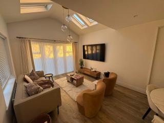 Spacious 5 Bed Home with a Cinema Room, Open Plan Living - 3