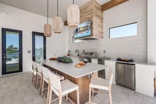 Luxe Waterfront Escape with Heated Pool, Spa & Gulf Access - Villa Solara - Roelens - 4