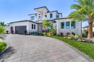 Luxe Waterfront Escape with Heated Pool, Spa & Gulf Access - Villa Solara - Roelens - 2