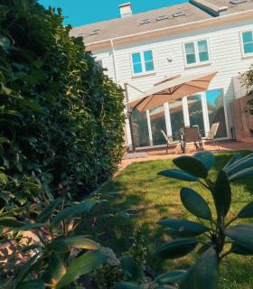 Contemporary 1-Bedroom Home with Garden, Parking, Full Kitchen, Surrey, London Zone 6 - 4