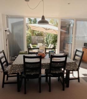 Contemporary 1-Bedroom Home with Garden, Parking, Full Kitchen, Surrey, London Zone 6 - 5