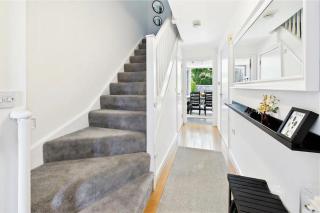 Contemporary 1-Bedroom Home with Garden, Parking, Full Kitchen, Surrey, London Zone 6 - 3