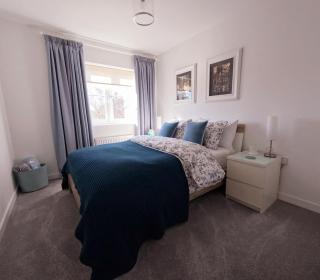 Contemporary 1-Bedroom Home with Garden, Parking, Full Kitchen, Surrey, London Zone 6 - 6