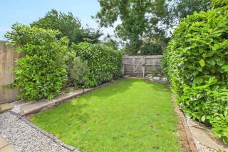 Contemporary 1-Bedroom Home with Garden, Parking, Full Kitchen, Surrey, London Zone 6 - 3