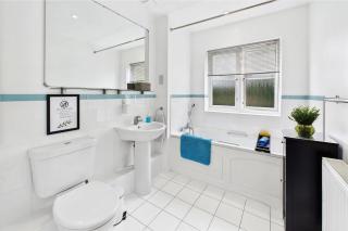 Contemporary 1-Bedroom Home with Garden, Parking, Full Kitchen, Surrey, London Zone 6 - 1