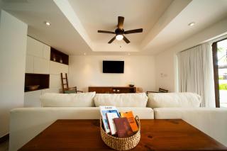 Elegant Villa with Poolfront View - 4