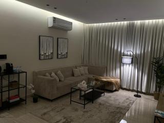 شقة فاخرة بغرفتين نوم وصالة - 9