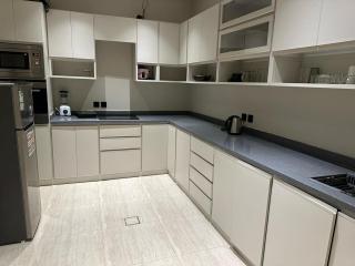 شقة فاخرة بغرفتين نوم وصالة - 1