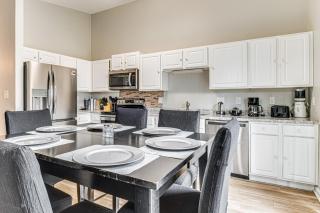 9 Mi to Dtwn Indy Suburban Group Retreat with Yard - 4