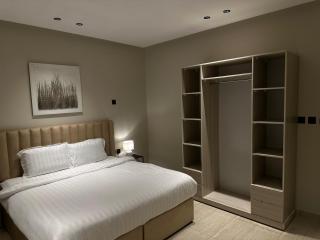 شقة فاخرة بغرفتين نوم وصالة - 4