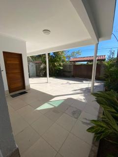 Quartos com ar-condicionado e piscina de 30 mil litros, a apenas 5 minutos da praia - 1