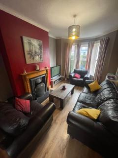 Bright & Spacious 4-Bed Home Free Parking Sleeps 8 - 0