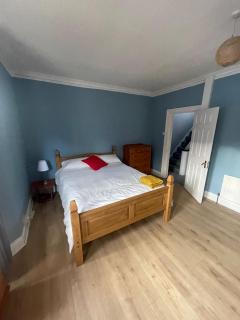 Bright & Spacious 4-Bed Home Free Parking Sleeps 8 - 6