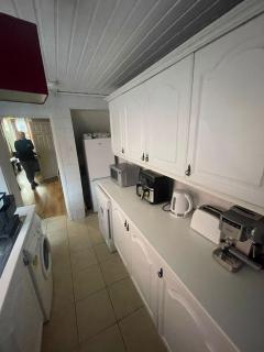 Bright & Spacious 4-Bed Home Free Parking Sleeps 8 - 5