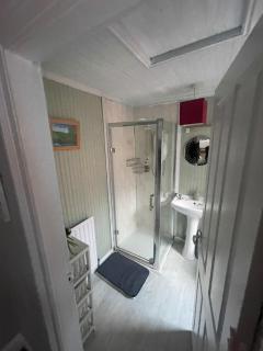 Bright & Spacious 4-Bed Home Free Parking Sleeps 8 - 2