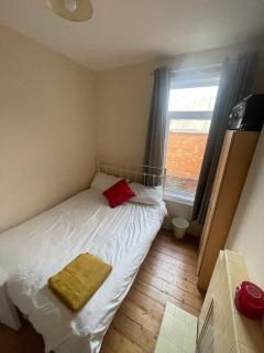 The Lagan Pad - 4-Bed Home with Free Parking Sleeps 9 - 1