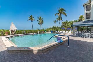 Palm trees. Ocean Breeze. Salty Air. Sunkissed Hair. Endless Summer.- Mariner's Boathouse - Roelens - 9
