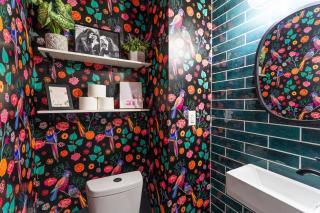 5 Bedroom 2 & 1 half Bath Group Stay Fun Design in Quiet Neighborhood - 1