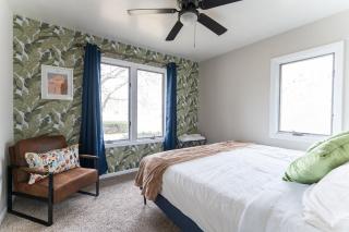 5 Bedroom 2 & 1 half Bath Group Stay Fun Design in Quiet Neighborhood - 4
