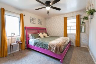 5 Bedroom 2 & 1 half Bath Group Stay Fun Design in Quiet Neighborhood - 3
