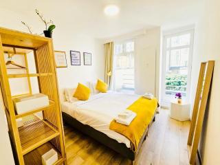 Bright 2 bedroom apartment in prime location - 4