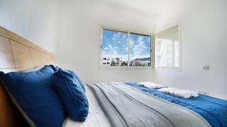 Modern Apartment with Balcony - 5