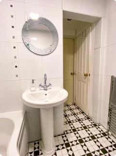 Light & Spacious Loch Lomond Apartment - 9