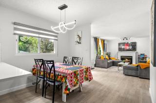 Bright 5-Bed Retreat Near the Zoo and Downtown - 1