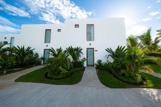 Designer Villa with Direct Pool Access - 7