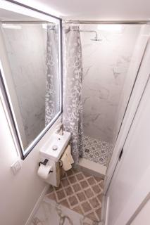 Modern Renovated Suite Near Downtown Toronto & The Beaches - 9