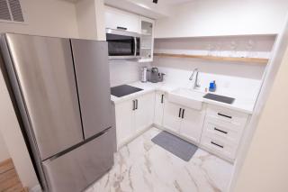 Modern Renovated Suite Near Downtown Toronto & The Beaches - 7