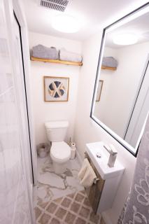 Modern Renovated Suite Near Downtown Toronto & The Beaches - 5